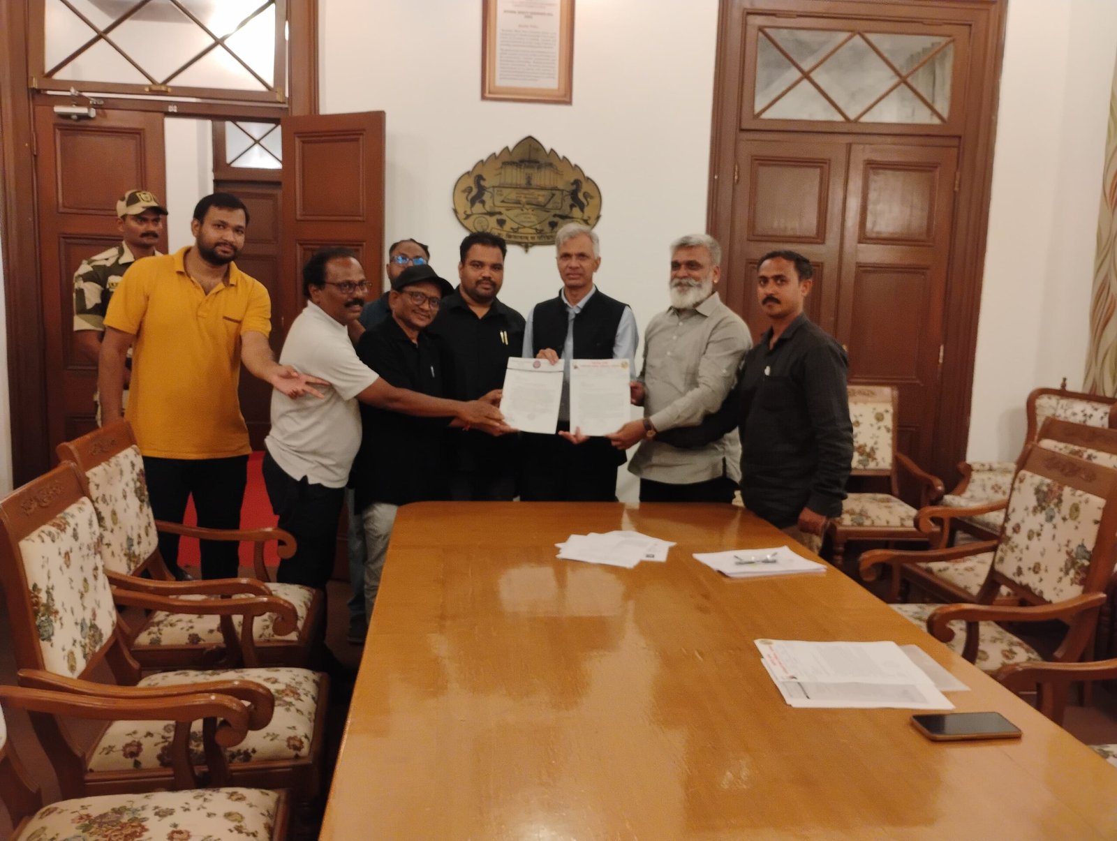सावित्रीबाई फुले पुणे विद्यापीठाकडून आदिवासी विद्यार्थ्यांवर अन्याय?  प्रवेश रद्द केल्याने संताप; कुलगुरूंना निवेदन सादर