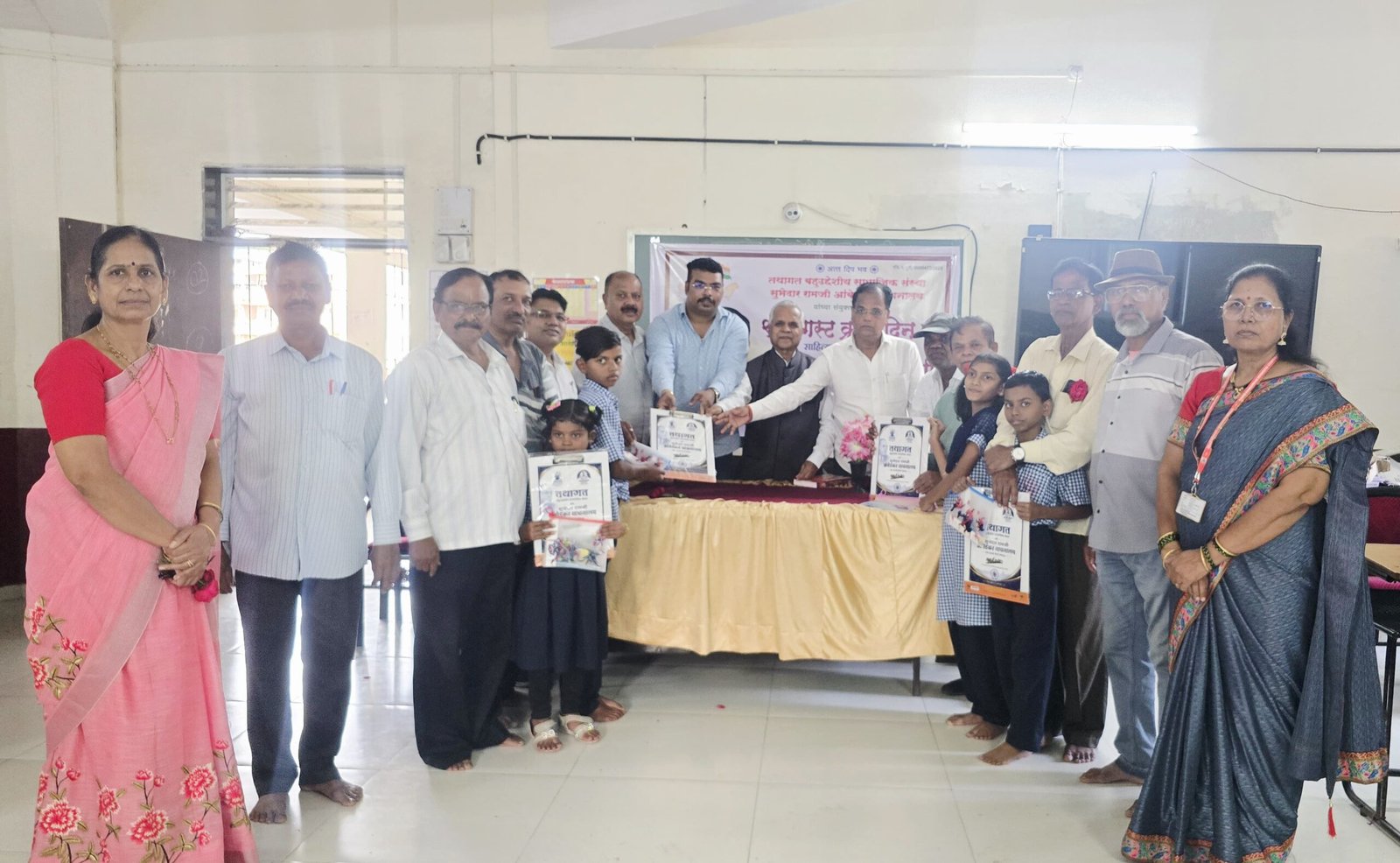 लोकशाहीर अण्णाभाऊ साठे जयंती व ९ ऑगस्ट क्रांतिदिनानिमित्त विद्यार्थ्यांना शैक्षणिक साहित्याचे वाटप