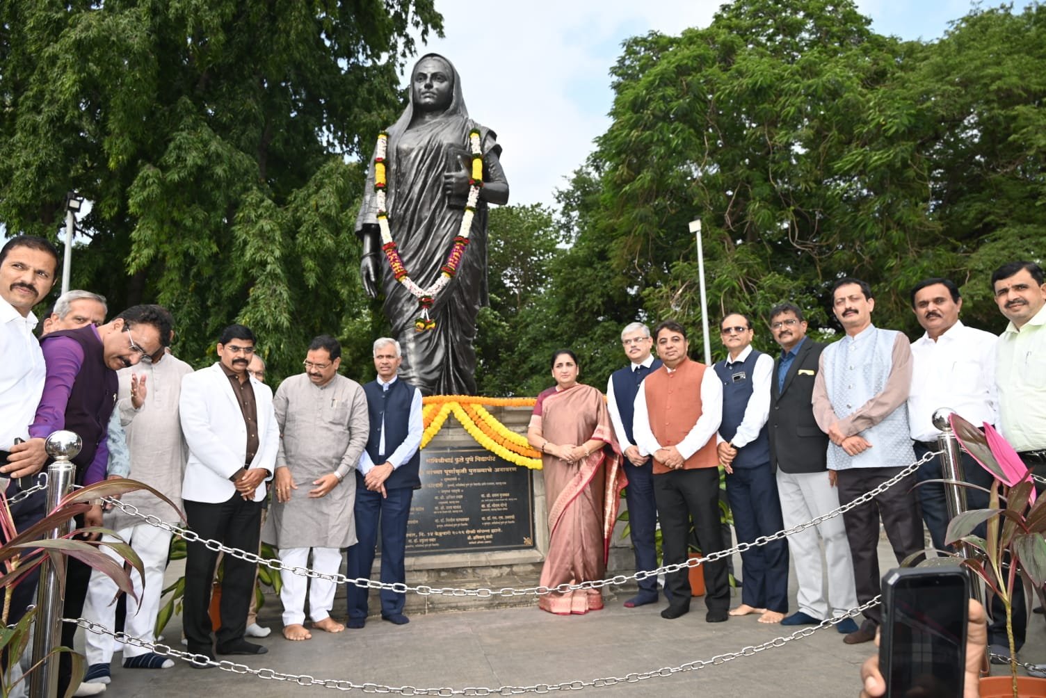 सावित्रीबाई फुले पुणे विद्यापीठात ‘ज्ञानशिल्प’ लोकार्पण सोहळा संपन्न ; क्रांतीज्योती सावित्रीबाई फुलेंच्या विचारांची गाथा आता विद्यार्थ्यांसमोर